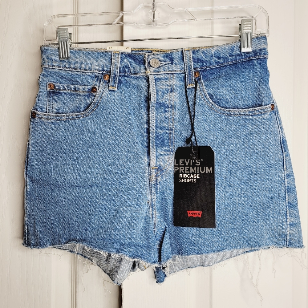 NWT Levi's Ribcage High Rise Raw Hem Shorts 28